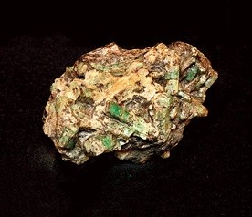 Zielone piękne kryształy w kamieniu to szmaragdy