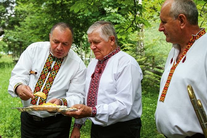 Stroje huculskie, banosz (huculska potrawa) – to nieodłączne atrybuty wszelkiego rodzaju świąt i spotkań.