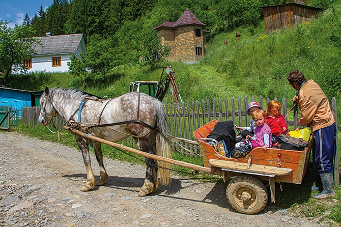 Zakupy w sklepie to często duża wyprawa. Dzieci zawsze są zadowolone, kiedy rodzice zabierają je „na dół”, do Putiły.