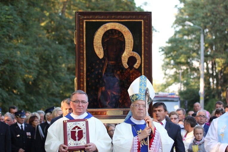 Spotkanie z MB Częstochowską poruszyło nie tylko wiernych, ale takze ks. proboszcza i biskupa Zawitkowskiego, który gratulował wiernych z Lutkówki rozmodlenia i wiary