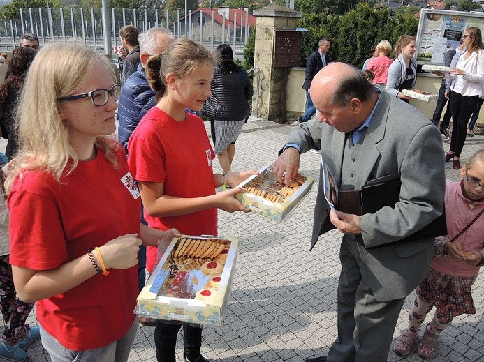 Wolontariuszki Caritas częstowały słodkimi wypiekami współpracowników Banku Chleba