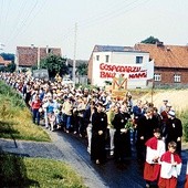 Piesza Pielgrzymka Duszpasterstwa Rolników na Jasną Górę odbywa się do dziś. Obecnie pielgrzymi rozpoczynają swoją wędrówkę w sanktuarium MB Królowej Pokoju w Otyniu.