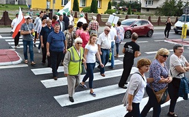 ▲	Mieszkańcy niektórych podmławskich miejscowości  oraz stowarzyszenia protestują przeciw budowie kolejnych kurników, blokując m.in. drogę krajową nr 7 w Wiśniewie.