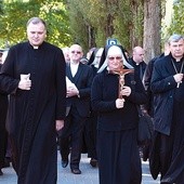 Obrady jesiennej sesji Apostolstwa Trzeźwości rozpoczęło ekspiacyjne nabożeństwo Drogi Krzyżowej ulicami kurortu 