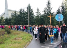 ▲	W uroczystościach uczestniczyło także 400 nauczycieli i katechetów, którzy do Puszczy przybyli pieszo.
