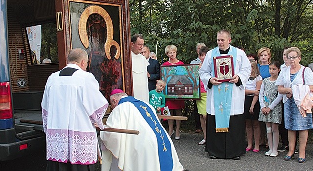 ▲	W Korabiewicach wierni przynieśli Maryi przygotowane przez siebie dary.