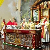 ▲	– To nie tylko kamień, ale znak samego Jezusa – mówił podczas obrzędu poświęcenia świątyni bp Andrzej Czaja.