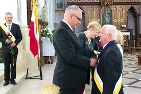 Insygnia władzy przekazywał Delegat Stanowy Rycerzy Kolumba w Polsce brat Andrzej Anasiak. Z prawej brat Wojciech Barankiewicz.