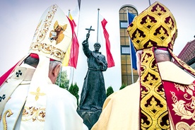 Bp Kazimierz Romaniuk, emerytowany biskup warszawsko-praski, otrzymał statuetkę  bł. Władysława.