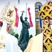 Bp Kazimierz Romaniuk, emerytowany biskup warszawsko-praski, otrzymał statuetkę  bł. Władysława.