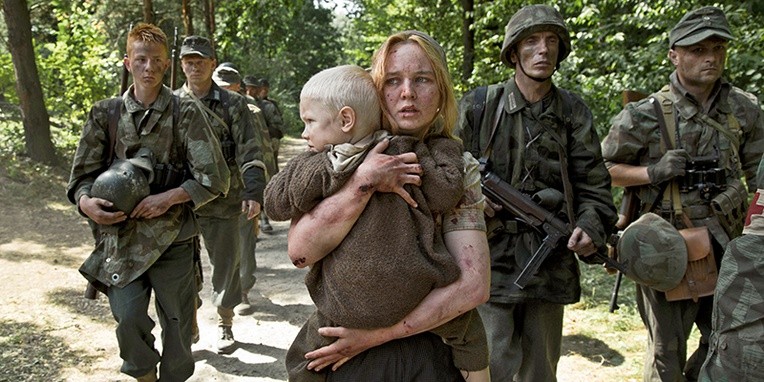 Kadr z filmu „Wołyń”. Zosia Głowacka (Michalina Łabacz), bohaterka filmu, straciła w rzezi całą rodzinę. Ocalała dzięki oddziałowi żołnierzy Wehrmachtu.