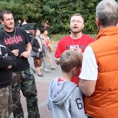 Modlitwa przed koncertem zespołu "Behemot"