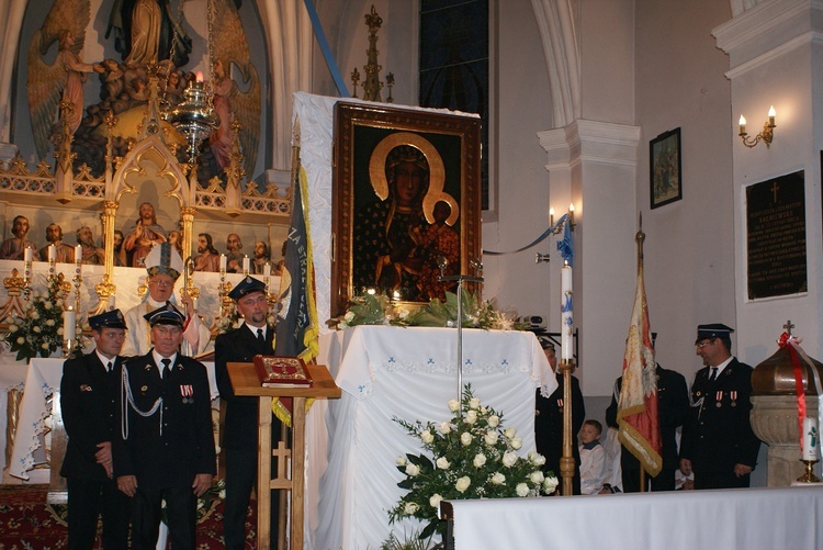 Powitanie ikony MB Częstochowskiej w parafii Sierzchowy