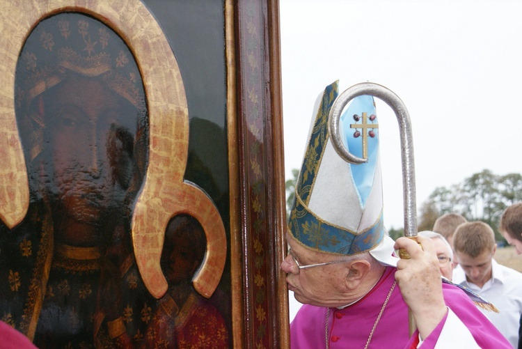 Powitanie ikony MB Częstochowskiej w parafii Sierzchowy