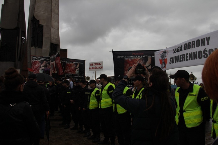 Obrońcy życia modlili się na placu Solidarności