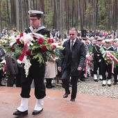 Wieńce u stóp ołtarza składali przedstawiciele wszystkich środowisk Wybrzeża. Byli wśród nich politycy, samorządowcy, reprezentanci służb mundurowych, młodzież i dzieci.