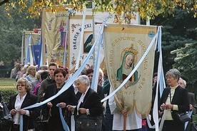 	Różaniec na rokitniańskich dróżkach. Poprowadziła go Fatimska Grupa Różańcowa z Łagowa.