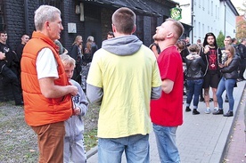 Modlący się na chodniku przed koncertem zespołu Behemot w Katowicach.