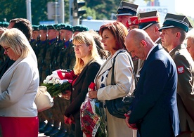W 77. rocznicę powstania Polski podziemnej na placu przed pomnikiem PPP i AK spotkali się oficjele i mieszkańcy Elbląga, aby oddać cześć jego żołnierzom i urzędnikom.