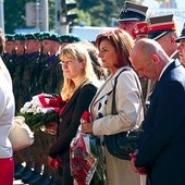 W 77. rocznicę powstania Polski podziemnej na placu przed pomnikiem PPP i AK spotkali się oficjele i mieszkańcy Elbląga, aby oddać cześć jego żołnierzom i urzędnikom.