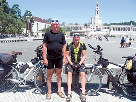 Po przejechaniu 4156 km rowerami wrócili samolotem do Warszawy, potem pociągiem do Iławy.