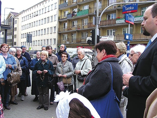 Modlitwa gromadzi coraz więcej osób.