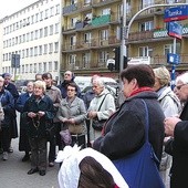 Modlitwa gromadzi coraz więcej osób.