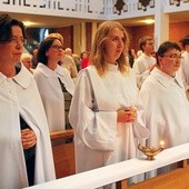 Łucja Grekowicz (w środku) podczas liturgii konsekracji w kościele Matki Boskiej Kochawińskiej w Gliwicach.