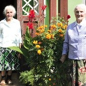 Obie siostry, Maria i Wisia, przed wejściem do swojego domu.