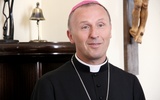 Bp. Marek Solarczyk ma bardzo dobry kontakt z młodzieżą i nadal uczy religii w jednym z warszawskich liceów