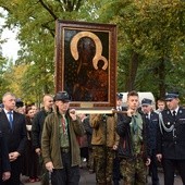 Maryję na swoich ramionach nieśli m.in. harcerze