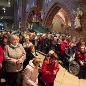 Uczestnicy pielgrzymki w sanktuarium Matki Bożej Pokornej w Rudach.