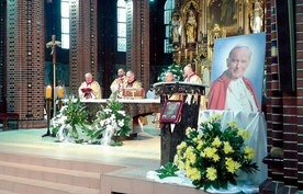 Mszy św. w kościele katedralnym w Dniu Papieskim przewodniczył bp Jan Kopiec.