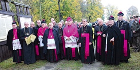 Po powitaniu przez warmińską kapitułę katedralną oraz mieszkańców Warmii abp Józef Górzyński w asyście kanoników przekroczył Wrota Warmii.