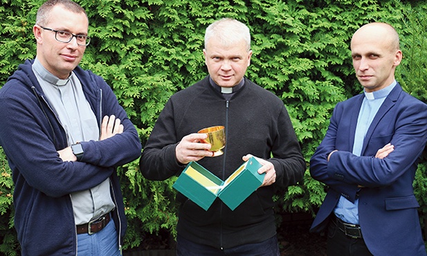 ▲	Duszpasterze akademiccy (od lewej): ks. Mariusz Wilk, ks. Marek Adamczyk i ks. Artur Chruślak z kielichem, który w testamencie przekazał im ks. Tadeusz Borowski.