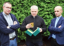 ▲	Duszpasterze akademiccy (od lewej): ks. Mariusz Wilk, ks. Marek Adamczyk i ks. Artur Chruślak z kielichem, który w testamencie przekazał im ks. Tadeusz Borowski.