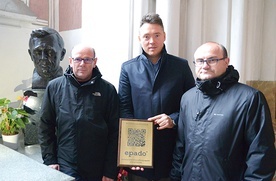 ▲	Do skorzystania z aplikacji zachęcają (od lewej): ks. Krzysztof Ćwiek, Stanisław Urbańczyk i ks. Sławomir Ziółek.