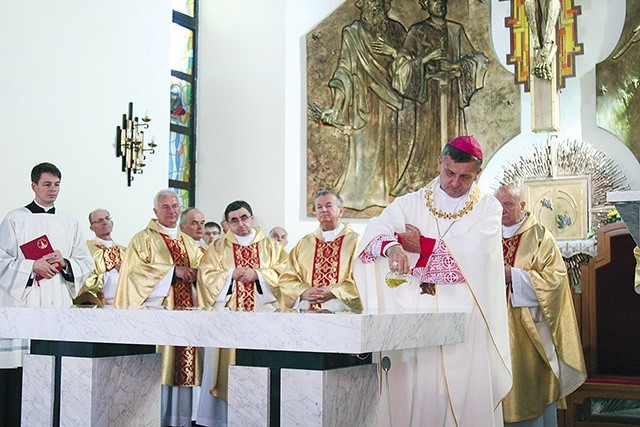 Bp Roman Pindel konsekrował ołtarz i mury nowego kościoła.