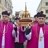 ▲	 Procesja z relikwiami bł. Wincentego Kadłubka.