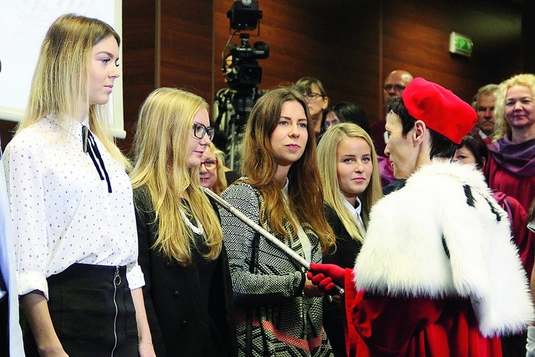 Po złożeniu ślubowania młodzi żacy zostali pasowani  na studentów.