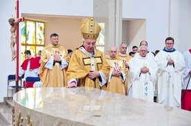 ▼	Abp Budzik dokonuje obrzędu namaszczenia olejem ołtarza.