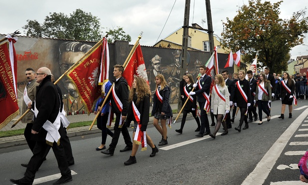 W uroczystości wzięły udział poczty sztandarowe, w tle okolicznościowy mural upamiętniający 70. rocznicę rozbicia więzienia w Pułtusku