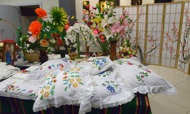 Haftowane poduszki, ręcznie wykonane kwiaty wzbudzały podziw zwiedzających