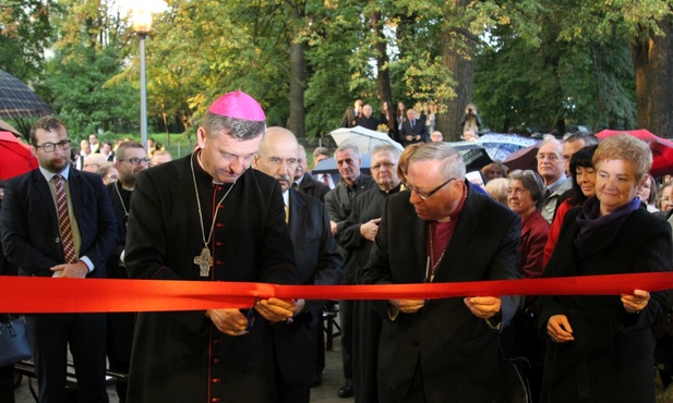 Uroczyste przecięcie wstęgi przed wejściem do pawilonu dla chorych