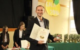 Damian Górski ze Złotym Jabłkiem - nagrodą przyznaną przez uczniów