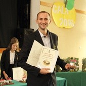 Damian Górski ze Złotym Jabłkiem - nagrodą przyznaną przez uczniów