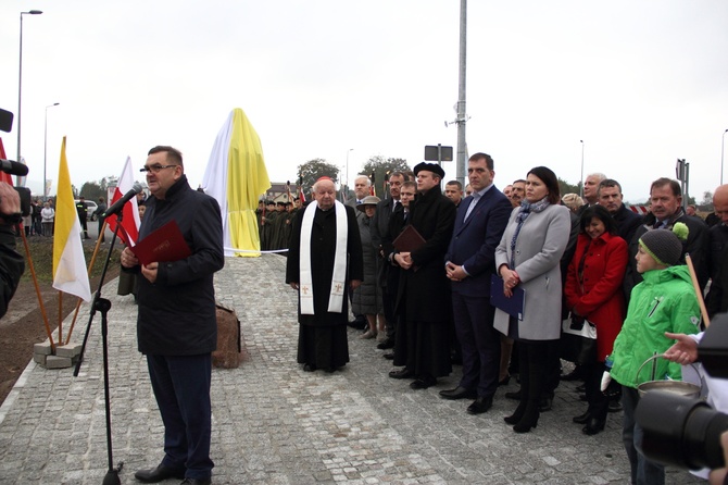 Pomnik ks. Karola Wojtyły w Gdowie