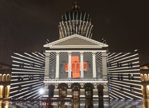 Budynek parlamentu e Brnie, oświetlony z okazji 150 rocznicy powstania Czerwonego Krzyża.