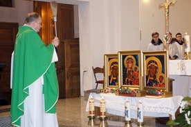 Ks. kan. Józef Szczeciński dokonał poświęcenia obrazów, które nawiedzą rodziny w parafii św. Mikołaja
