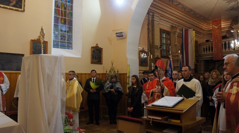 W czasie liturgii relikwie bł. Kary Ludwiki Szczęsnej ustawiono przed ołtarzem